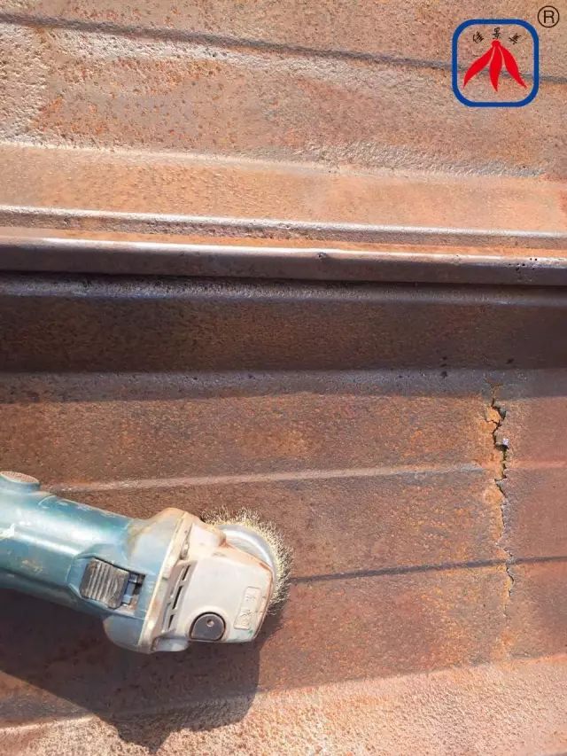 房顶用防水涂料_屋顶防水用涂料还是卷材_防水用丙纶好还是刷涂料好