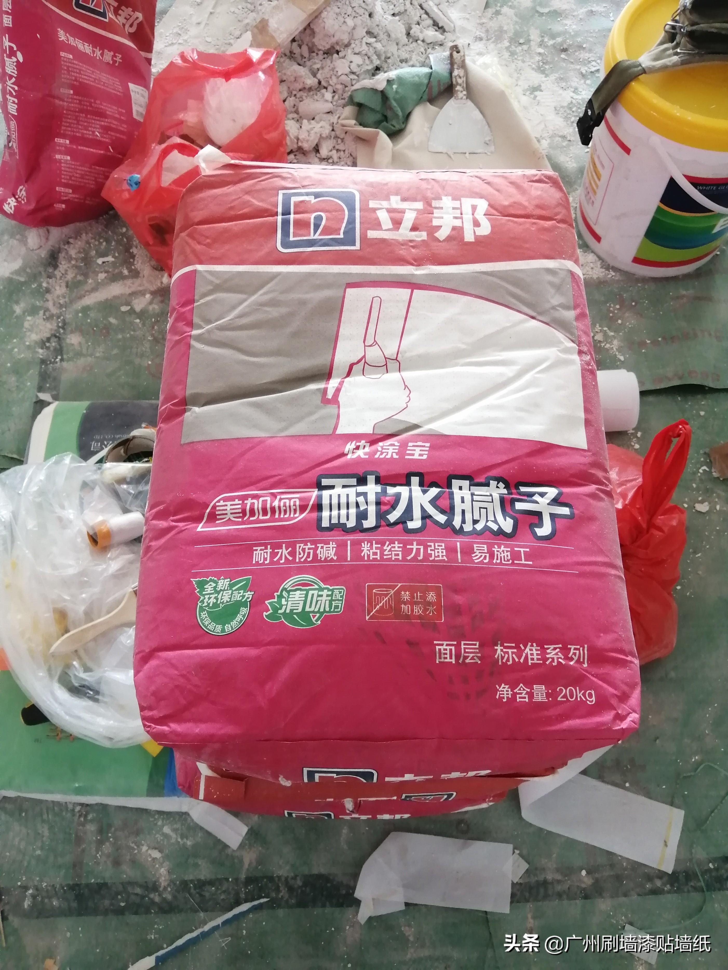 刮完腻子多久刷乳胶漆_前提喷绘图案前要刮白色的腻子吗_刮腻子和乳胶漆的施工方法