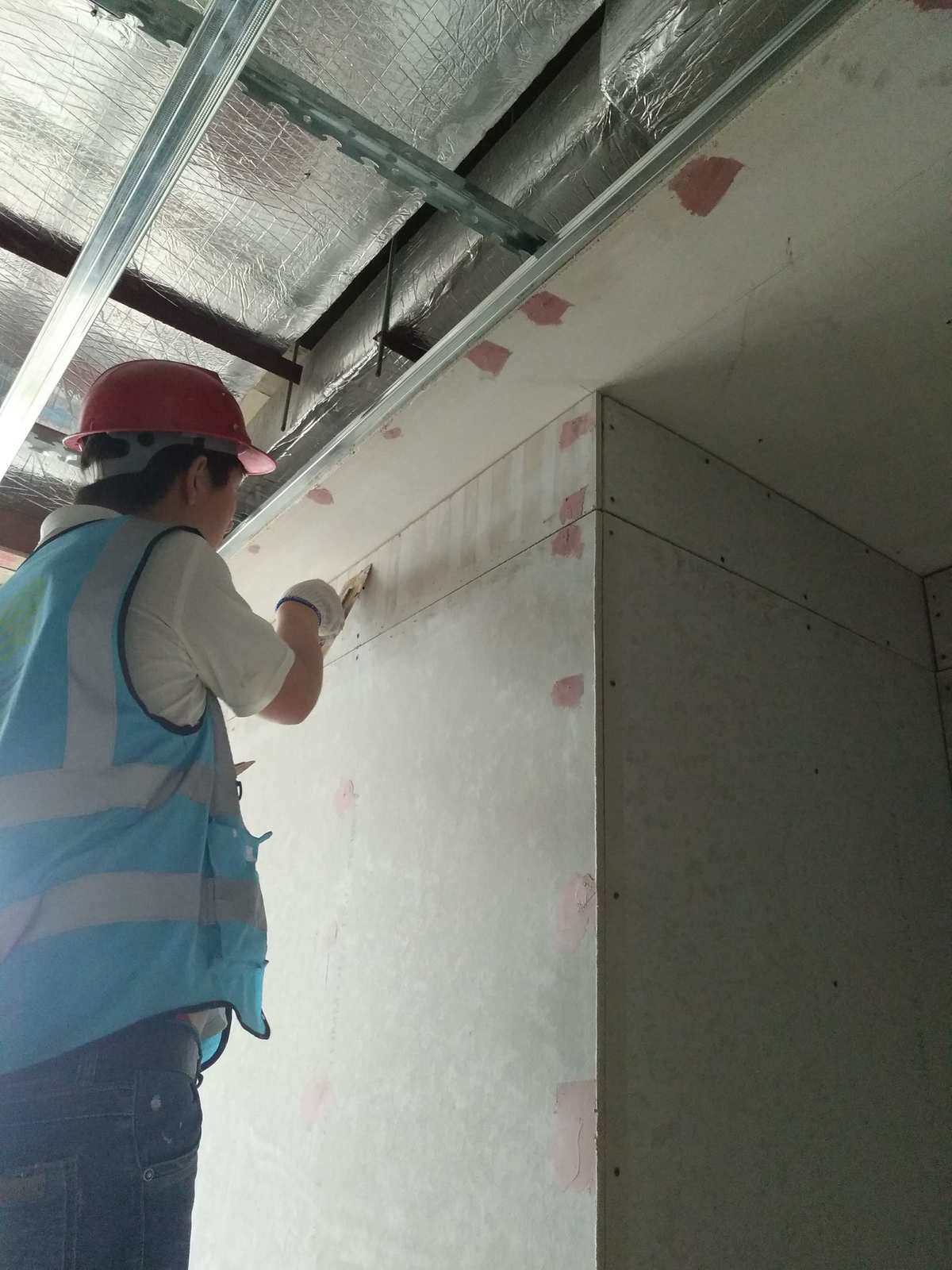前提喷绘图案前要刮白色的腻子吗_刮完腻子多久刷乳胶漆_刮腻子和乳胶漆的施工方法