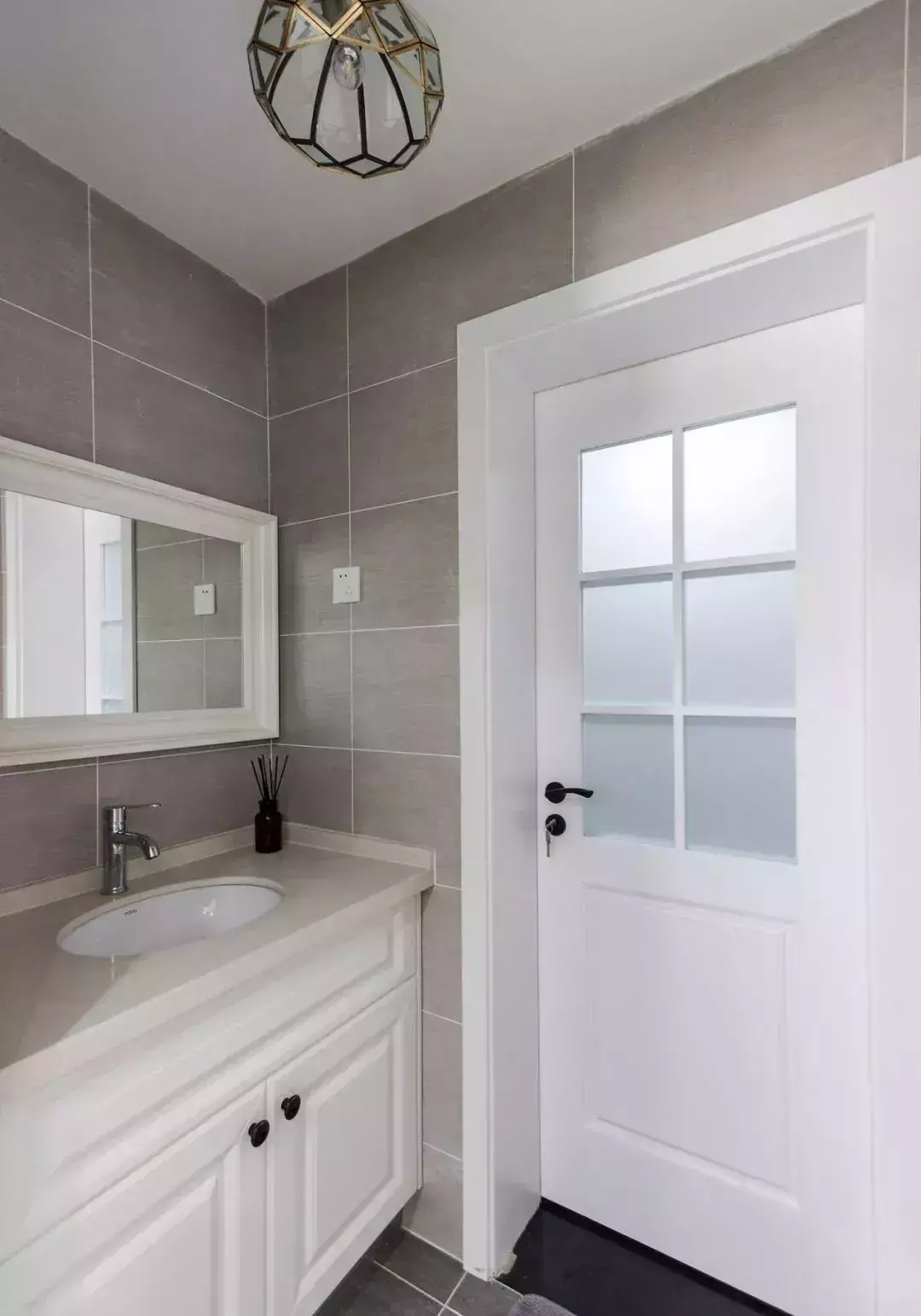 灰蓝色乳胶漆电视背景墙_电视背景墙刷蓝色和灰色好看吗_电视背景墙用灰蓝色好看吗