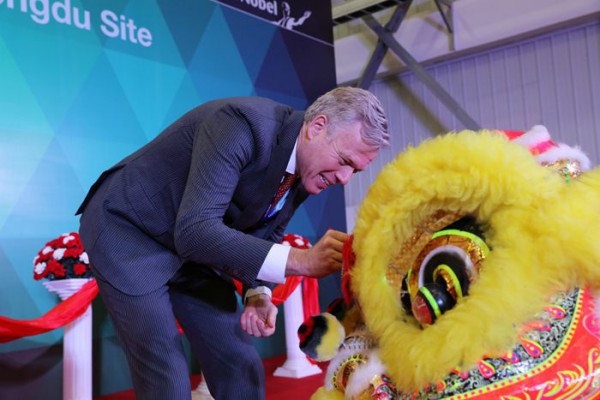 阿克苏诺贝尔负责高性能涂料执理会成员康睿德先生为舞狮点睛