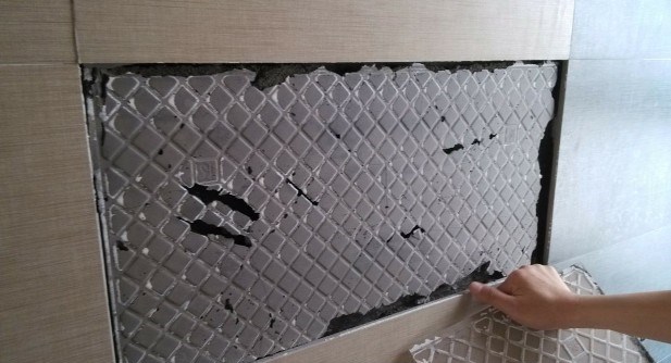 防水涂料弄到瓷砖上怎么去除_瓷砖上防水涂料_涂料防水瓷砖上铺什么好