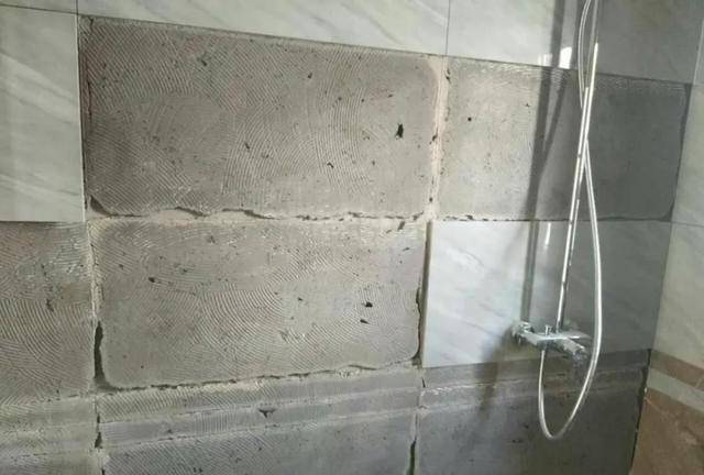 瓷砖上防水涂料_涂料防水瓷砖上铺什么好_防水涂料弄到瓷砖上怎么去除