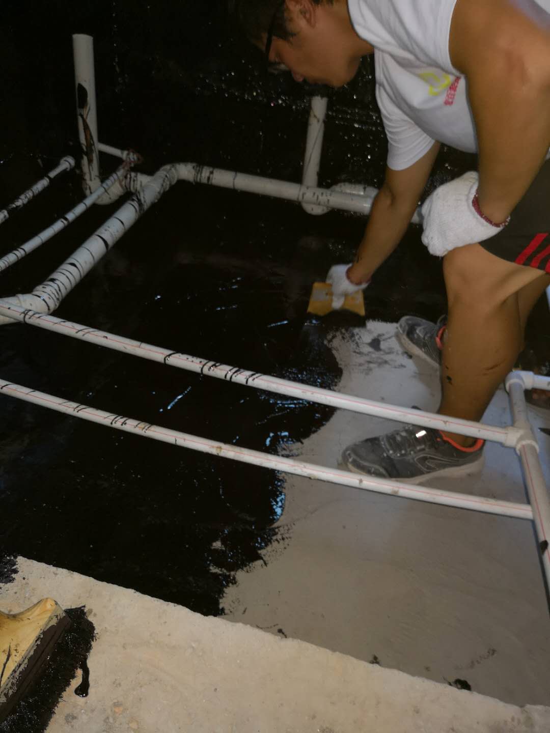 涂料防水瓷砖上铺什么好_涂料防水瓷砖上有水珠_瓷砖上防水涂料