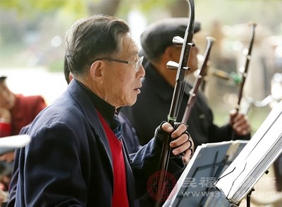 冬季天气寒冷，老人外出运动的次数相对减少