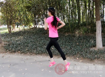 适当的运动能够帮助女性保持健康的身体状态，减缓衰老过程