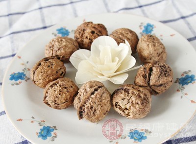 核桃是一种富含不饱和脂肪酸、蛋白质、维生素E等营养成分的食物，可以提高女性的身体素质，促进健康