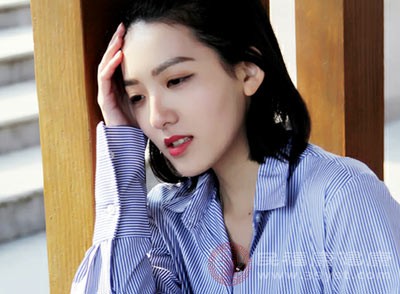 有些女性在月经期或月经前后会出现偏头痛症状，这可能与雌激素和孕激素水平的波动有关