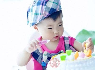 过敏性咳嗽通常由过敏原引起，如花粉、灰尘、宠物毛发等