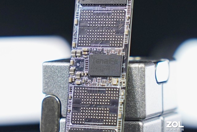 【有料评测】朗科绝影NV7000-t固态硬盘评测 现代创作提速增效利器