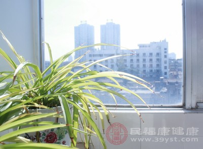 勤将窗户打开通风，让空气流通，避免病毒在室内滞留