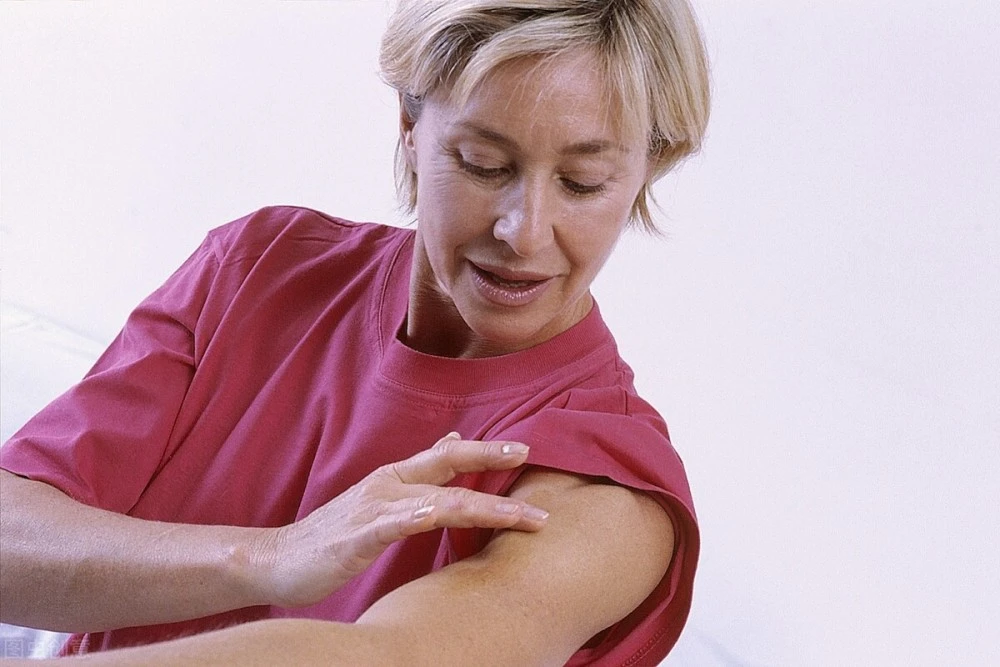 _女性50岁左右绝经进入更年期 有3种骨科疾病容易找上门_女性50岁左右绝经进入更年期 有3种骨科疾病容易找上门