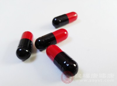 褪黑素是一种常用来改善睡眠的物质，它主要通过调节人体的生物钟来发挥作用