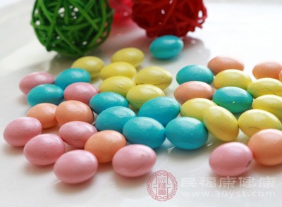 高糖食物是许多女性的爱，但过多的糖分摄入可能会导致体内激素水平异常，进而促进内膜息肉的生长