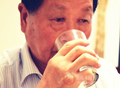 尿路感染时，尿液中的细菌和炎症因子会刺激尿道和膀胱黏膜，多喝水能够冲刷尿道，减轻炎症反应