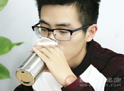 水分可以提高身体的新陈代谢，帮助身体产生热量。每天至少喝8杯水，保持身体水分平衡