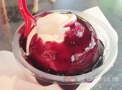 避免受凉、不吃生冷食物、不洗澡等，目的是帮助身体恢复元气，预防产后疾病的发生