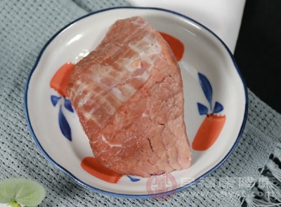 多项研究已经证实，红肉(如牛肉、猪肉、羊肉等)和加工肉类(如火腿、香肠、腊肉等)与结肠癌的风险增加有关