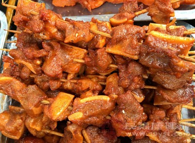 限制高脂食品的摄入，包括全脂奶制品、油炸食品、肥肉、快餐等