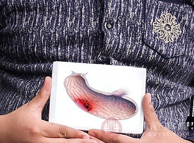 饱餐后，胃内压力增加，可能导致胃酸倒流至食管，引发烧心、胸痛等不适感