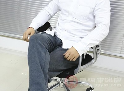 现代人的工作和生活方式导致许多男性长时间坐在电脑前或者办公椅上