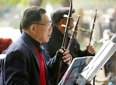 拥有兴趣爱好可以使生活更加丰富多彩，有助于陶冶情操