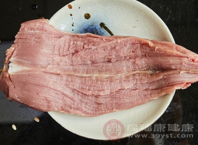 肉类确实富含蛋白质、维生素和矿物质，如铁、锌和维生素B12等