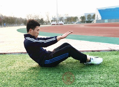 仰卧起坐是一种简单而有效的锻炼核心肌群的方法