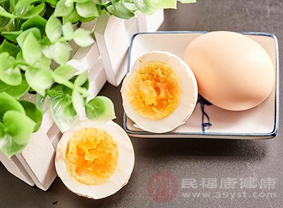 蛋黄中的胆固醇含量较高，过多摄入胆固醇容易导致血液黏稠