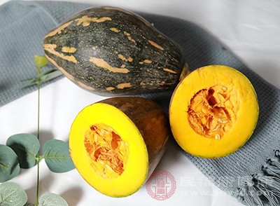 糖尿病患者食用南瓜时，应将南瓜作为蔬菜的一部分，适量食用