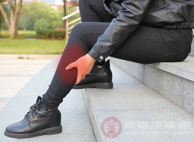 当肺癌侵犯到脊髓或者压迫神经根时,可能会导致神经系统症状,如腿部无力、肌肉萎缩、感觉减退或者麻木等