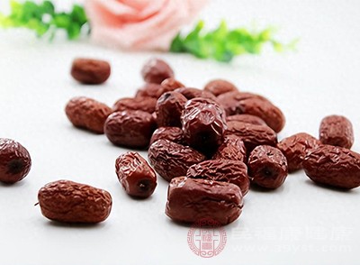 多吃健脾养胃的食物，如山药、茯苓、红枣等