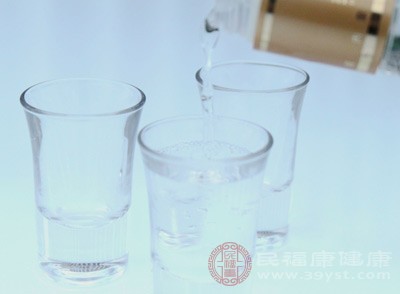 在停止饮酒后的头3天里，明显的变化就是酒精依赖引发的生理反应开始消退