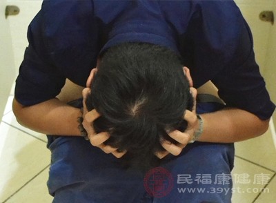 痔疮便血往往与排便活动相关，且出血一般较短暂;肠癌出血可能较为频繁，且持续时间较长