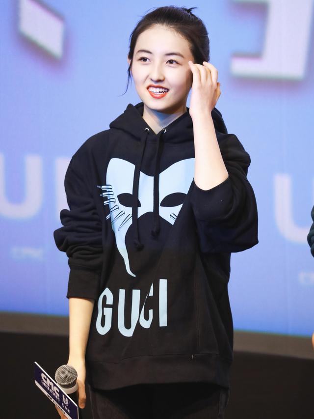 牛仔裤卫衣穿搭_卫裤牛仔衣_