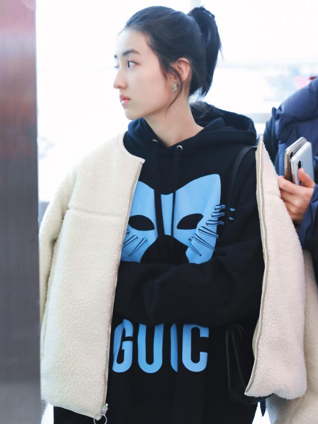 牛仔裤卫衣穿搭__卫裤牛仔衣