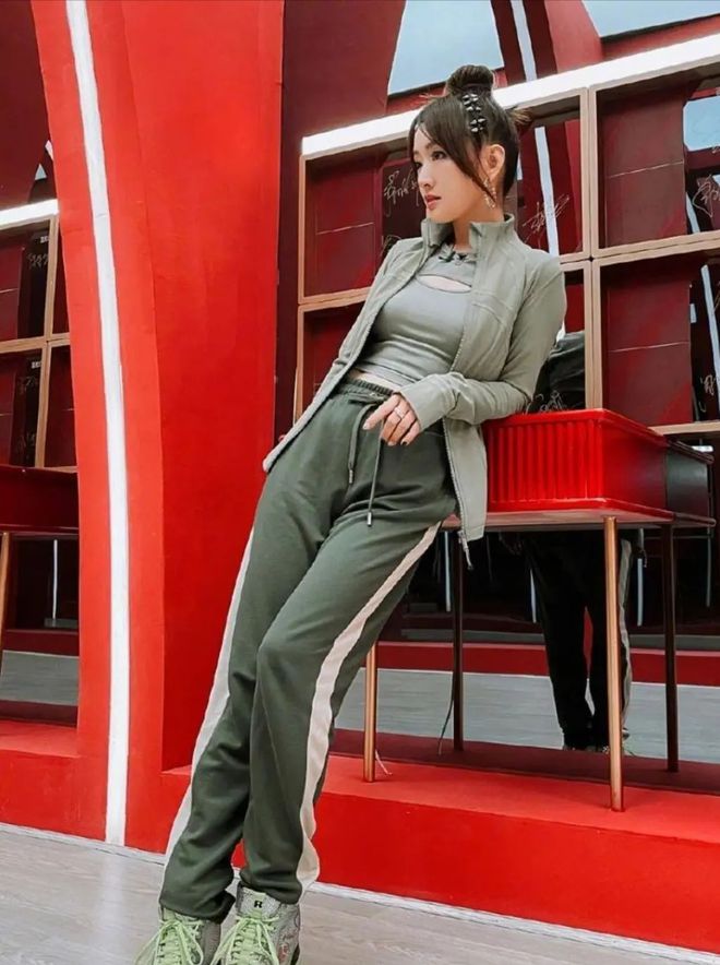 夏天穿T恤还是配裤子比较好看（时尚显高级值得借鉴）__夏天穿T恤还是配裤子比较好看（时尚显高级值得借鉴）