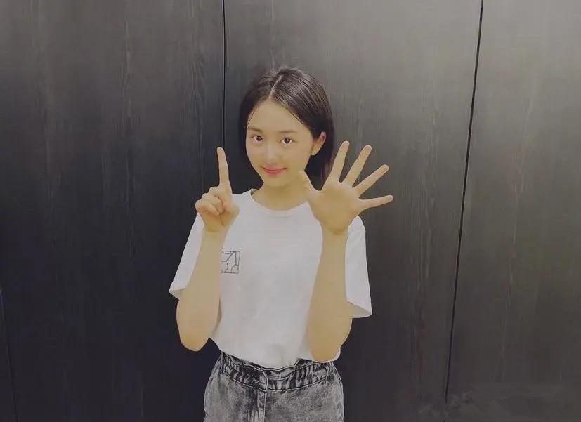 黄多多越长大越美穿低调朴素的T恤（颜值不输大明星妈妈）__黄多多越长大越美穿低调朴素的T恤（颜值不输大明星妈妈）