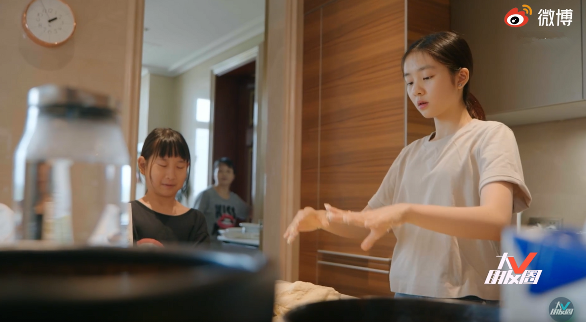 _黄多多越长大越美穿低调朴素的T恤（颜值不输大明星妈妈）_黄多多越长大越美穿低调朴素的T恤（颜值不输大明星妈妈）