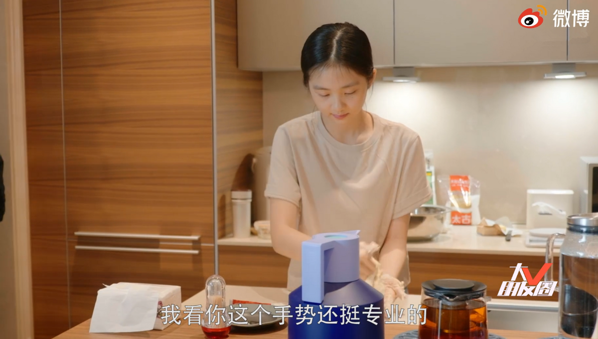 _黄多多越长大越美穿低调朴素的T恤（颜值不输大明星妈妈）_黄多多越长大越美穿低调朴素的T恤（颜值不输大明星妈妈）