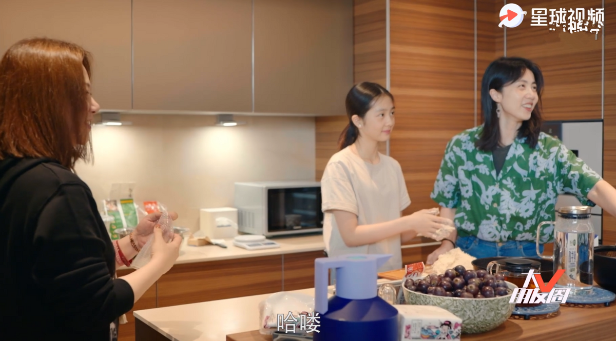 黄多多越长大越美穿低调朴素的T恤（颜值不输大明星妈妈）_黄多多越长大越美穿低调朴素的T恤（颜值不输大明星妈妈）_