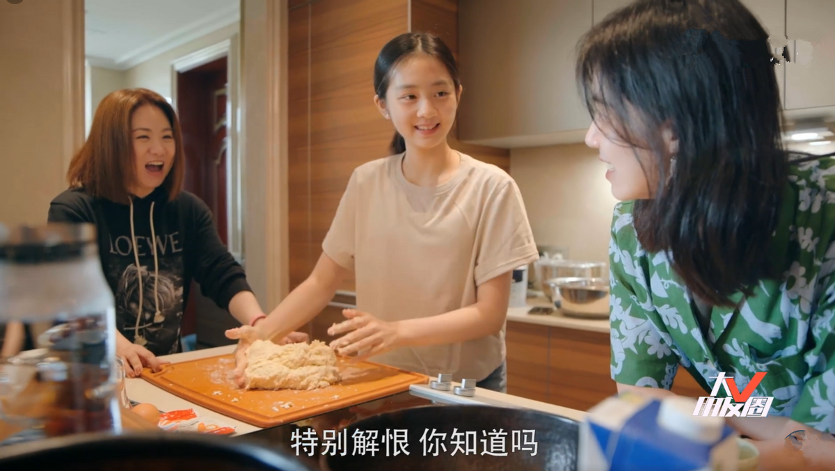 黄多多越长大越美穿低调朴素的T恤（颜值不输大明星妈妈）_黄多多越长大越美穿低调朴素的T恤（颜值不输大明星妈妈）_