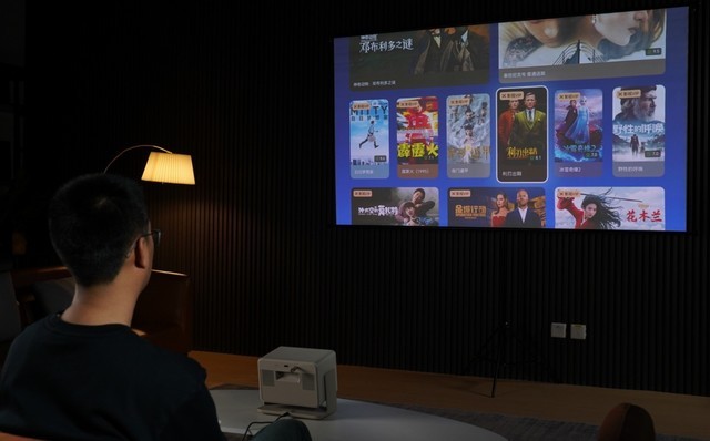 极米RS 10 mini评测： 3000元级护眼三色激光投影