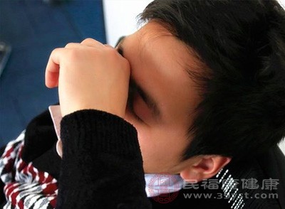 长期熬夜、睡眠质量差以及过度的精神压力，可影响内分泌平衡，促进脂肪分解，提高血脂水平