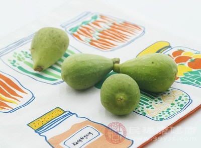 无花果，性平，味甘，归肺、胃、大肠经，具有润肠通便、解毒消肿、健脾和胃的功效