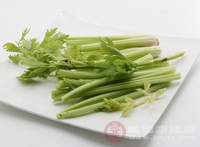 芹菜富含水分、膳食纤维、维生素C和钾，是春季理想的清热利湿食材