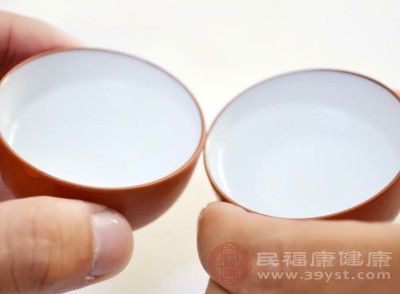 由于ALDH2基因突变导致乙醛脱氢酶活性降低，喝酒后乙醛在体内积聚，形成高乙醛血症