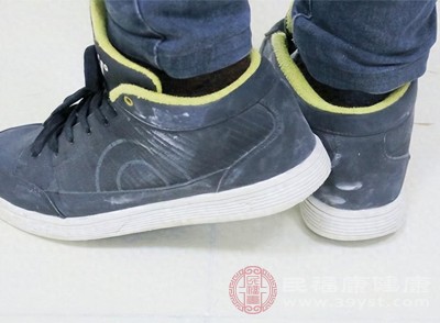 踮脚尖的动作看似简单，实则对脾胃有良好的调理作用