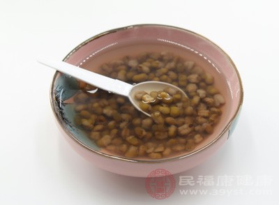 绿豆富含膳食纤维，能帮助调控血糖，防止餐后血糖骤升引发的血压波动