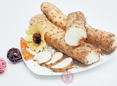 减少吃高糖、高脂肪、高盐食物，增加蔬菜、水果、粗粮的比例，选择山药、白扁豆、荷叶、陈皮等健脾化湿食材